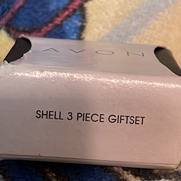 🌺 AVON; NEW - 3 Piece; Silver Shell Necklace, Bracelet + Pierced Earring Set! - Picture 10 of 10